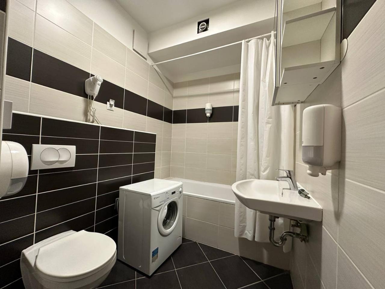 Sun Resort Residential Suite-Free Parking Garage Same Building Budapest Exterior foto
